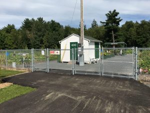 clôture, mailles de chaine, porte, barrière, pivotante, commercial, industriel, sécurité