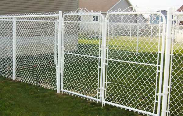 Clôture mailles de chaîne avec barrière