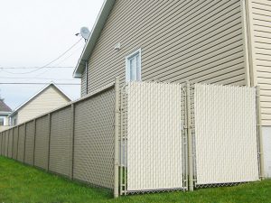 clôture, résidentiel, maille, chaîne, intime, terrain, cour, arrière, porte, barrière, pivotante