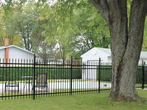 clôture, ornemental, résidentiel, cour, arrière, terrain, noir, piscine