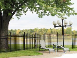 clôture, ornemental, résidentiel, cour, arrière, terrain, noir, porte, eau, sécurité